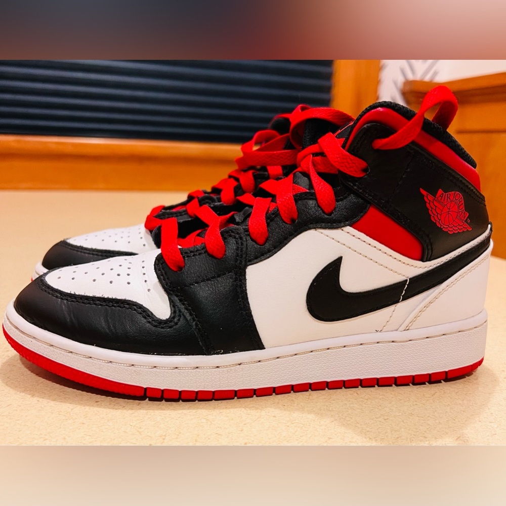 Air Jordan 1 Mid Big Kids 4.5